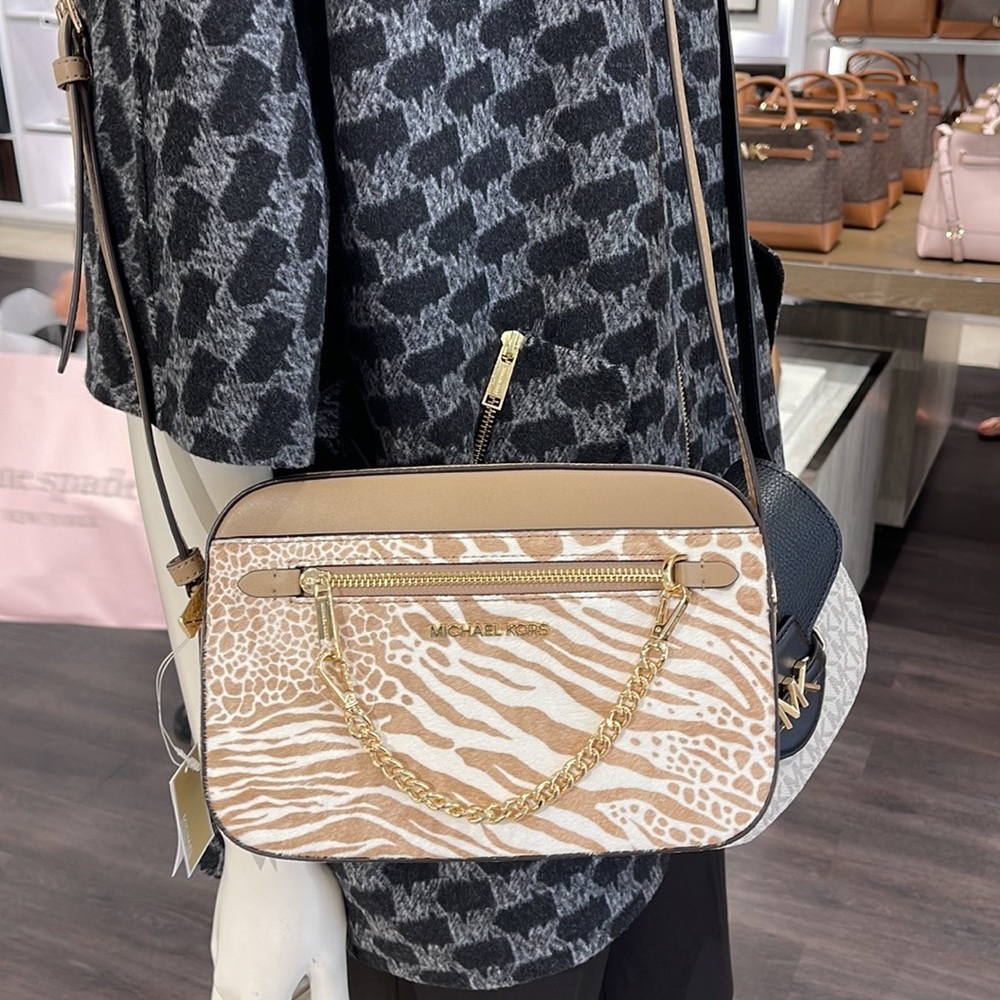 MICHAEL KORS JET SET LARGE EAST WEST ZIP POCKET CHAIN XBODY 
CAMEL
NWT